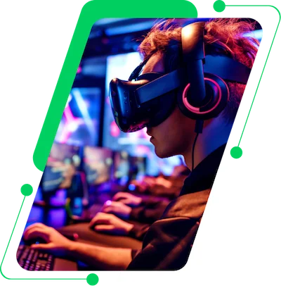 Un joueur, équipé d'un casque et d'une dragonne pour sa manette, joue avec passion dans une pièce faiblement éclairée où sont disposés plusieurs écrans. La scène est baignée d'une lumière néon éclatante